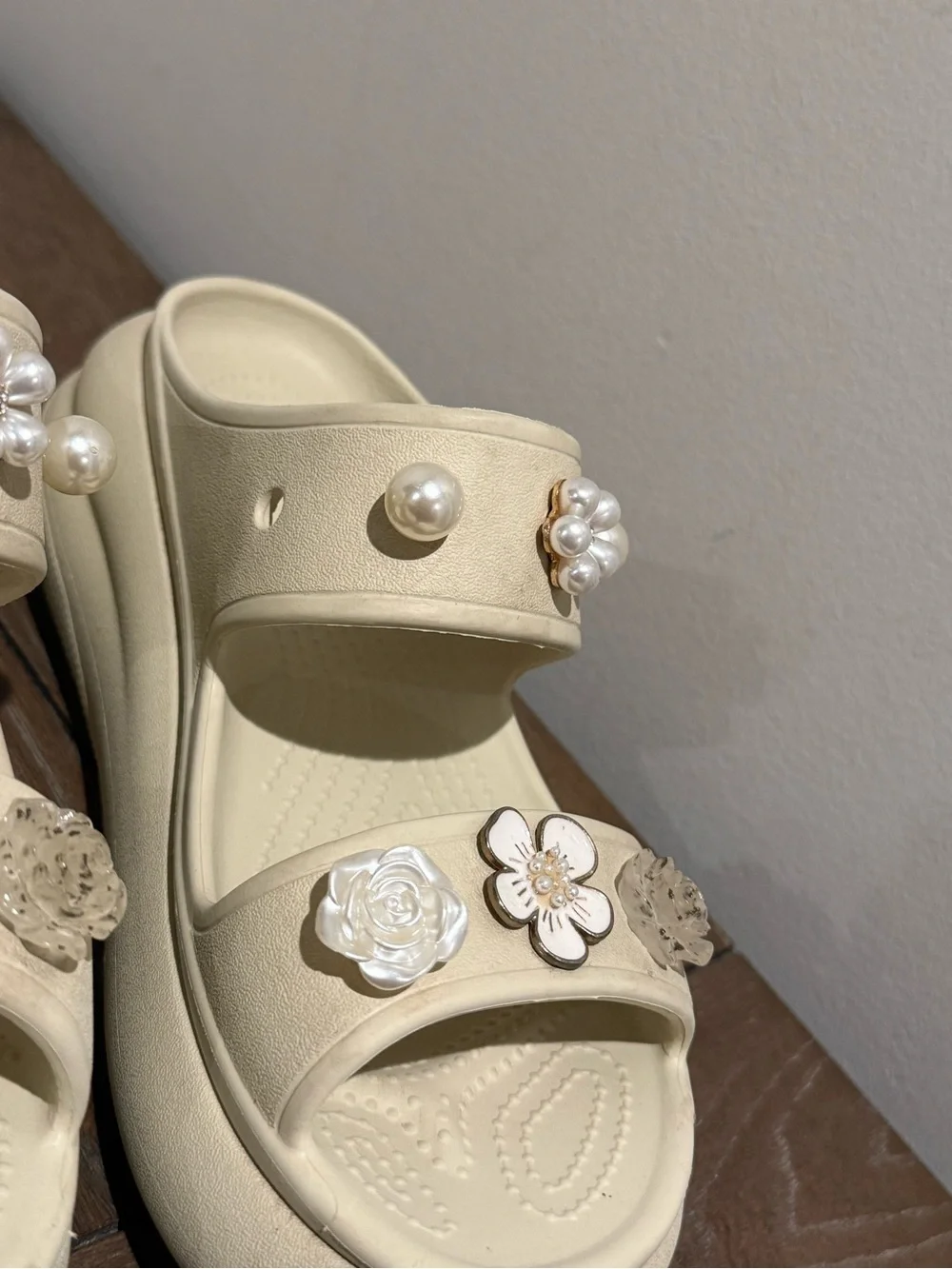 Crocs Mega Crush Platform Sandal Cream Women's Sz 8 flower pearls Jibbits bridal